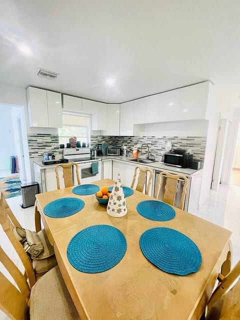 Bright & Cozy Family Home Near Dania Beach