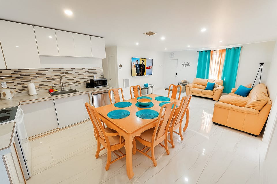 Bright & Cozy Family Home Near Dania Beach - Dania Beach