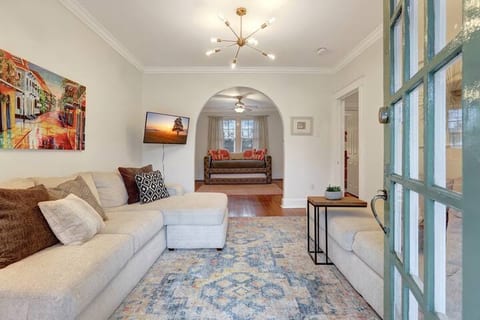 BEST LOCATION IN NOLA!~5-10 min drive everywhere!