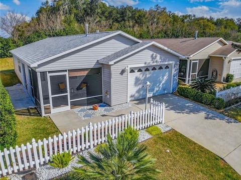 Cozy home, Right Next Door to Lake Sumter Square!