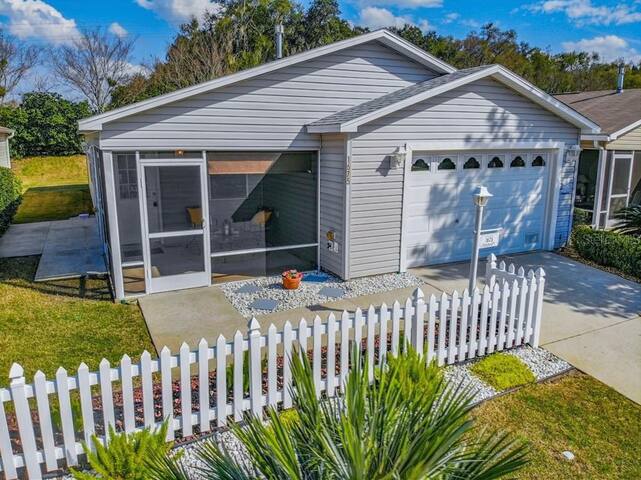 Cozy home, Right Next Door to Lake Sumter Square! - The Villages