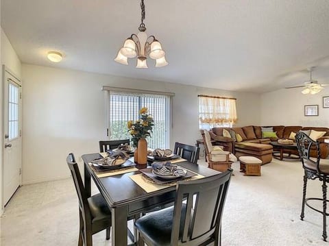 Cozy home, Right Next Door to Lake Sumter Square!