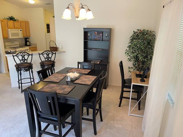 Cozy home, Right Next Door to Lake Sumter Square! - The Villages