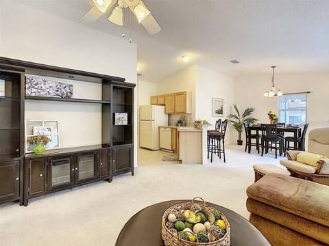 Cozy home, Right Next Door to Lake Sumter Square!