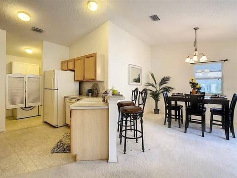 Cozy home, Right Next Door to Lake Sumter Square!
