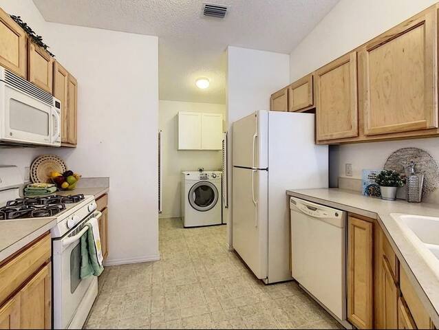 Cozy home, Right Next Door to Lake Sumter Square! - The Villages