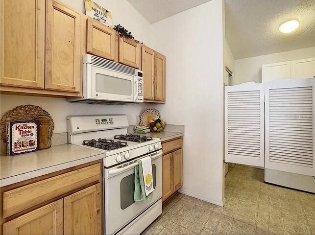 Cozy home, Right Next Door to Lake Sumter Square! - The Villages