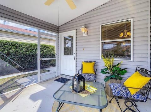 Cozy home, Right Next Door to Lake Sumter Square!
