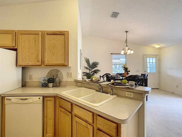 Cozy home, Right Next Door to Lake Sumter Square! - The Villages