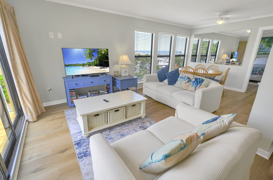 Large Living Room, Beautifully Decorated