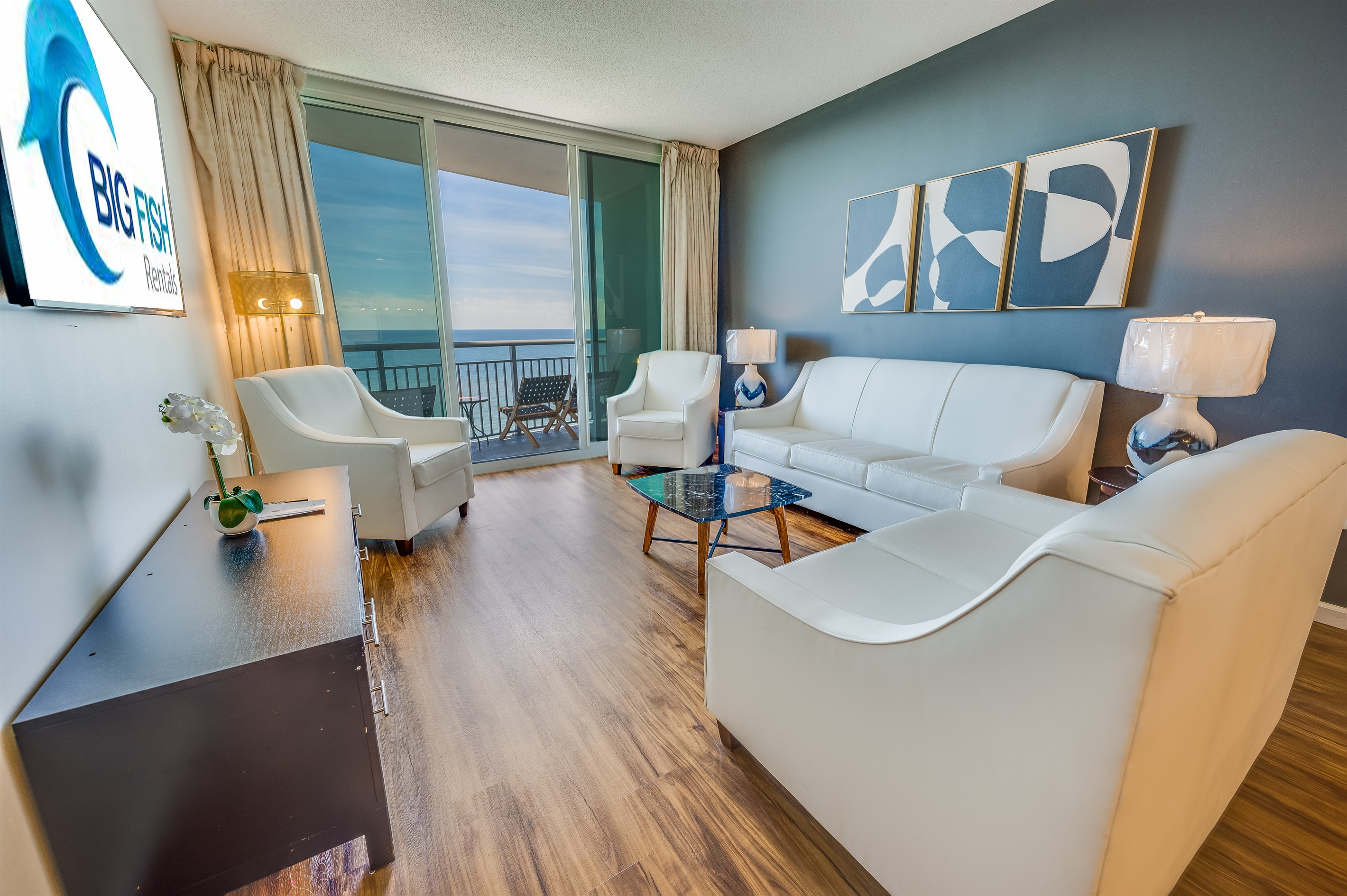 Living Room with Stunning Views🌊☀️
