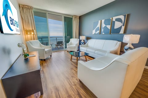 Living Room with Stunning Views🌊☀️