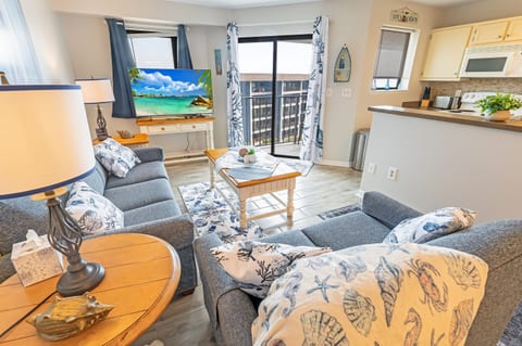 Large Living Room, Beautifully Decorated