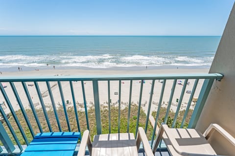 Balcony with Amazing Views of the Ocean