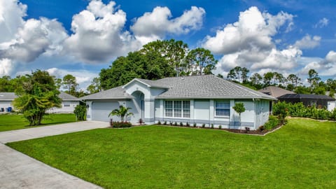 Casa Bonita Florida provides more privacy than most Florida vacation homes, thanks to the spacious distance between properties. Experience peace and tranquility in a serene, secluded setting.