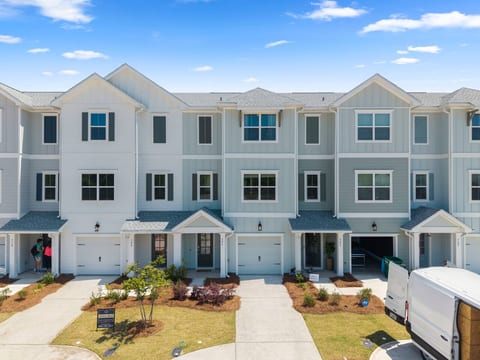 Beachside Comfort – Family-Friendly Townhome