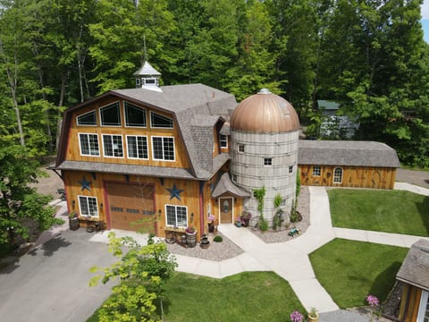 Spacious Upper Barn Sleeps up to 7 near WI River