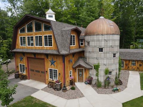 Spacious Upper Barn Sleeps up to 7 near WI River