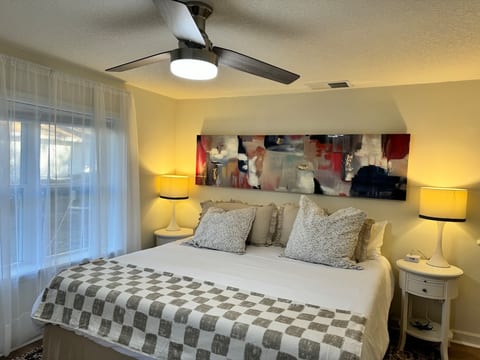 Evergreen Cottage • 5 Min to Beach & Downtown image 3