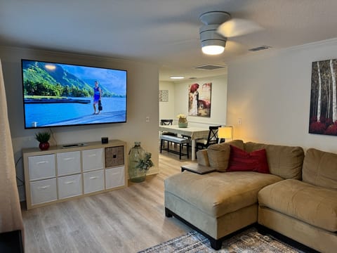 Evergreen Cottage • 5 Min to Beach & Downtown image 2