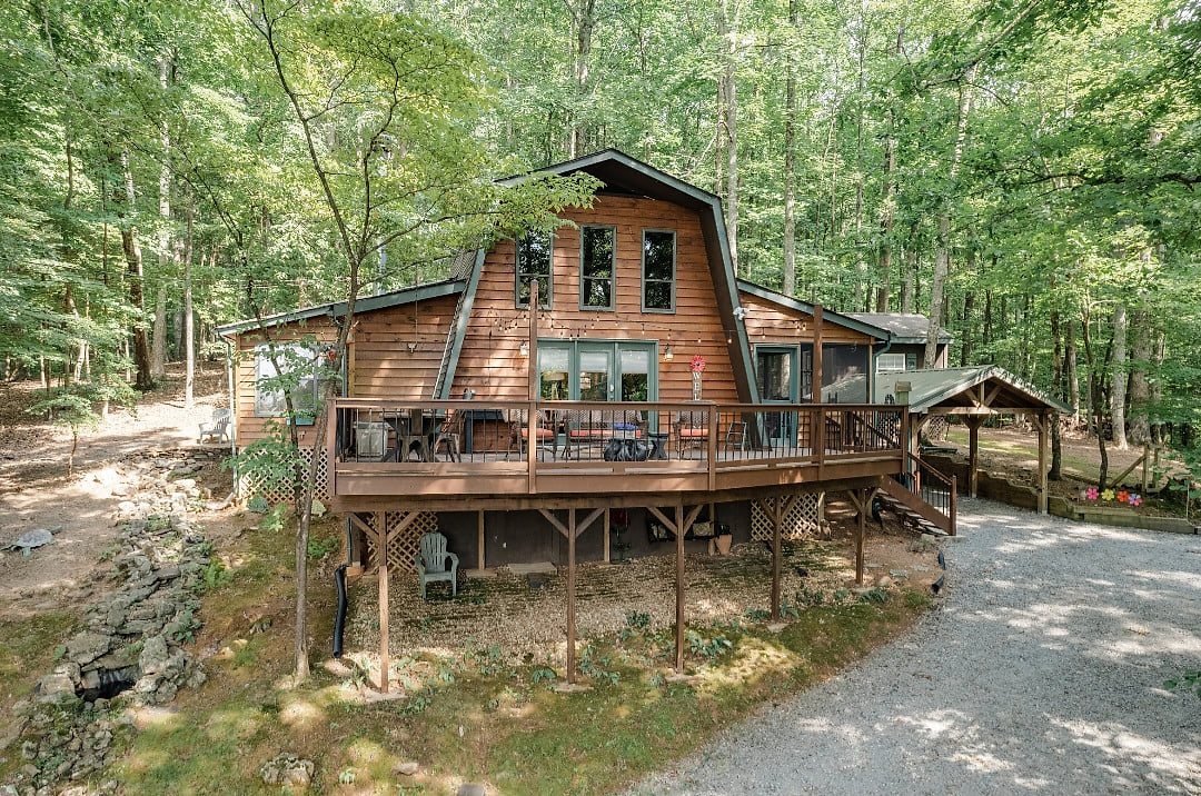 Cozy Stay Far Away welcomes you!