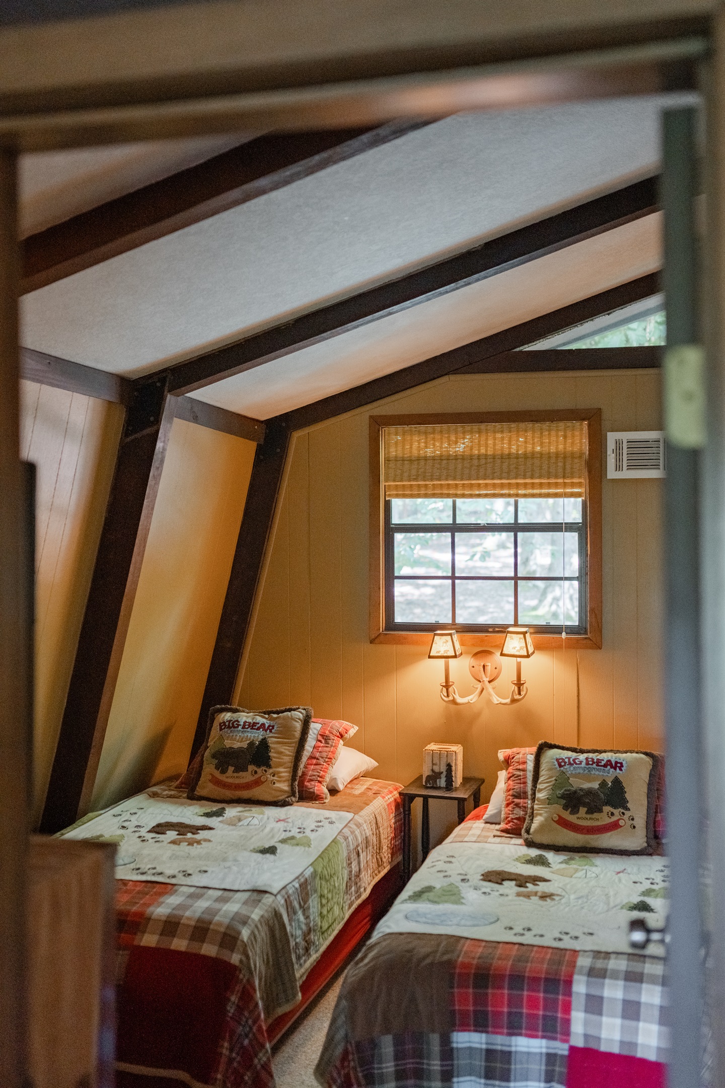 [2nd bedroom] Streaming in here