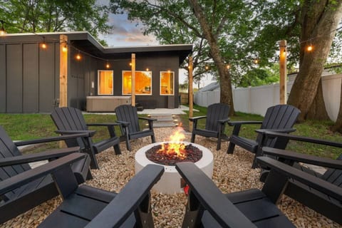 The Salty Palm- Hot Tub/Fire-pit/ 1 mile to Dwtwn!