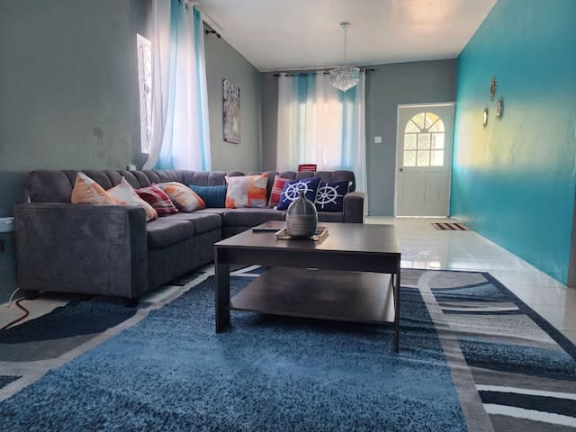 Paradise Retreat - 3 bedrooms, 4 mins from airport - Boscobel