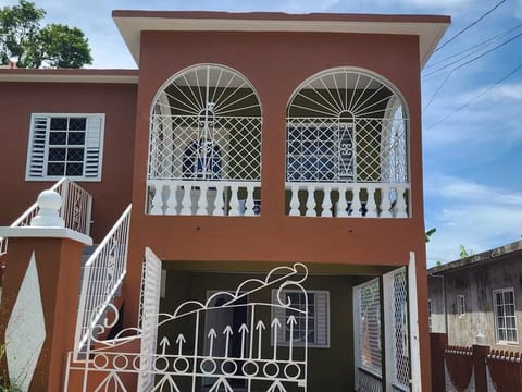 Paradise Retreat - 3 bedrooms, 4 mins from airport