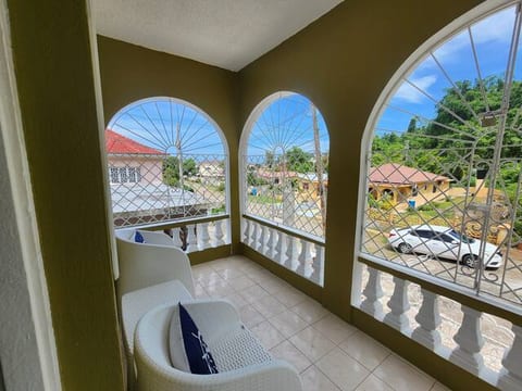 Paradise Retreat - 3 bedrooms, 4 mins from airport