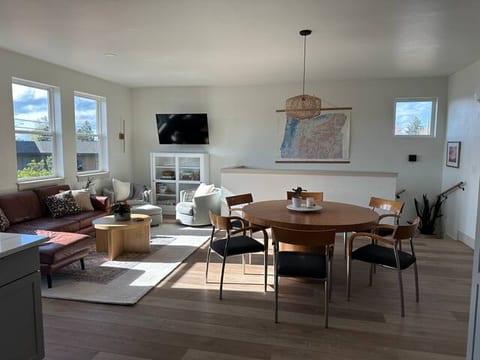 Newly built, high desert sunsets & mountain peaks