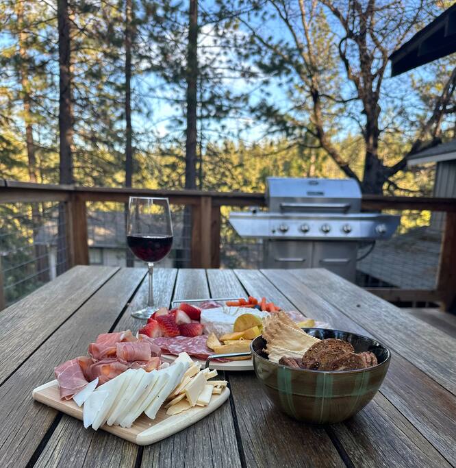 Cabin Retreat w/Game Room, Full Kitchen, & Views
