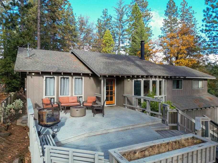 Cabin Retreat w/Game Room, Full Kitchen, & Views