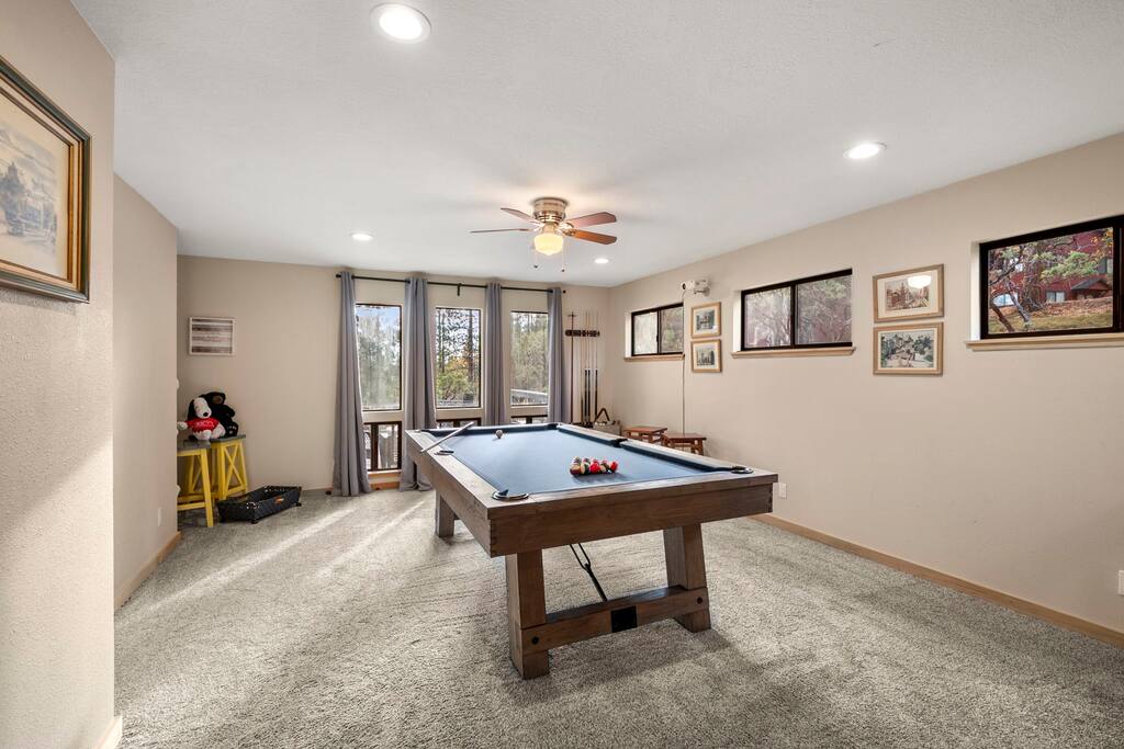 Cabin Retreat w/Game Room, Full Kitchen, & Views