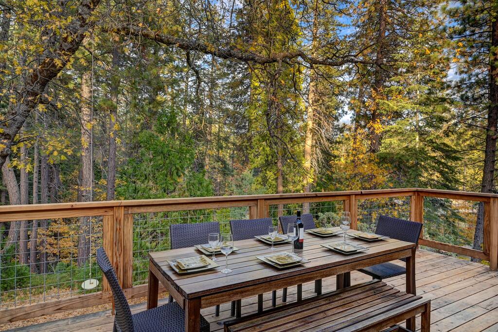 Cabin Retreat w/Game Room, Full Kitchen, & Views