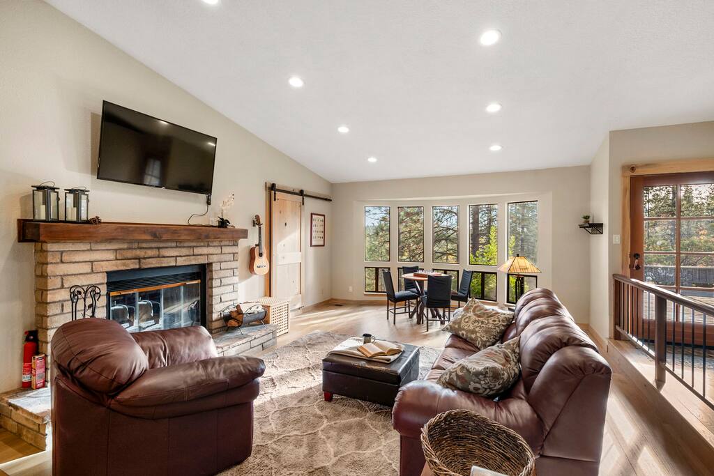 Cabin Retreat w/Game Room, Full Kitchen, & Views