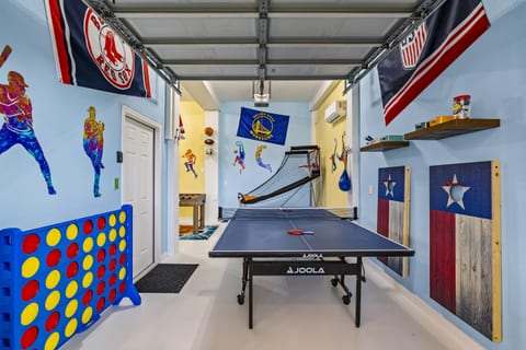 Let's go! Ping pong, basketball, foosball, electronic darts, cornhole or Connect 4. Choose your competition!