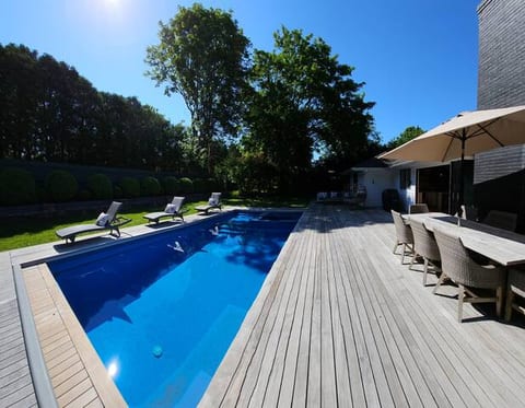 East Hampton Village Walking Distance To All