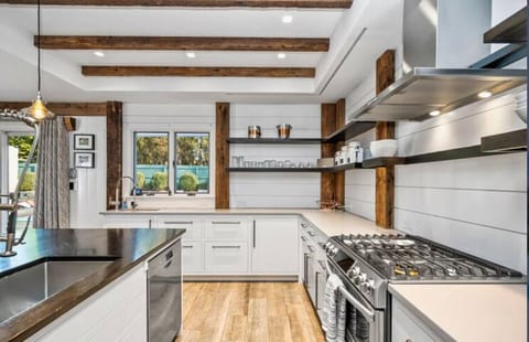 East Hampton Village Walking Distance To All