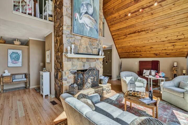 Scenic Waterfront A-frame with hot tub and dock - Goodview Scenic Waterfront A-frame with hot tub and dock - Goodview
