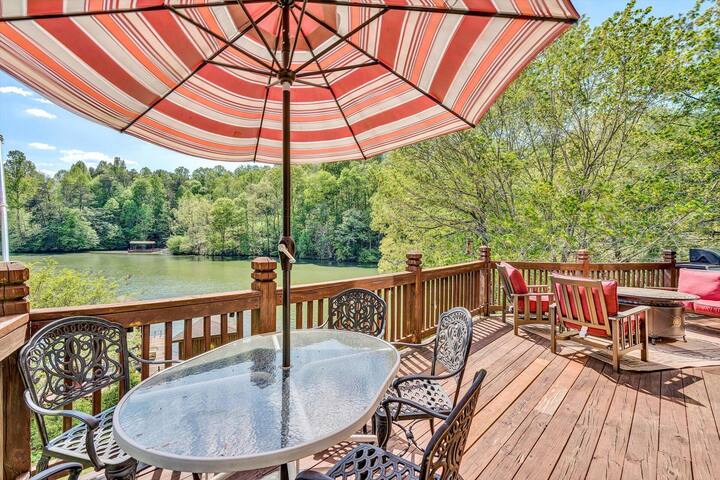 Scenic Waterfront A-frame with hot tub and dock - Goodview Scenic Waterfront A-frame with hot tub and dock - Goodview