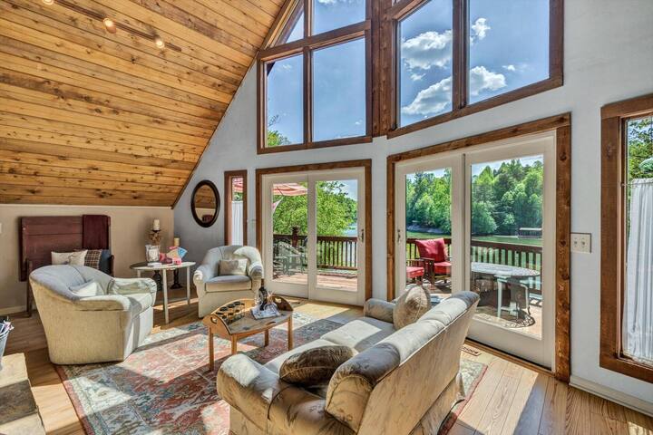 Scenic Waterfront A-frame with hot tub and dock - Goodview Scenic Waterfront A-frame with hot tub and dock - Goodview