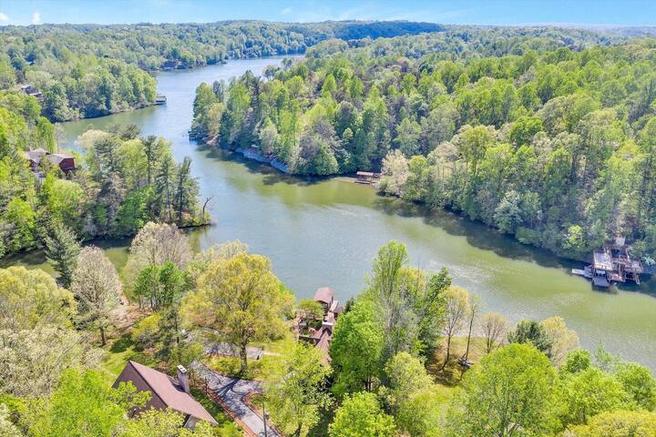 Scenic Waterfront A-frame with hot tub and dock - Goodview Scenic Waterfront A-frame with hot tub and dock - Goodview