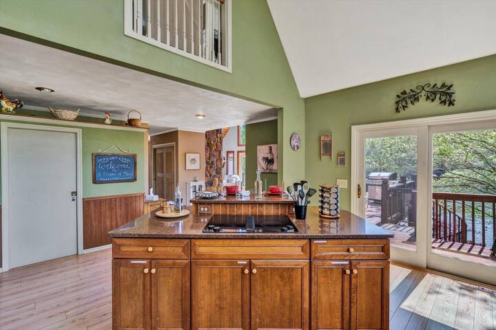 Scenic Waterfront A-frame with hot tub and dock - Goodview Scenic Waterfront A-frame with hot tub and dock - Goodview