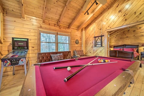 Walk to Golfing: Creekside Cabin + Hot Tub