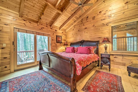 Walk to Golfing: Creekside Cabin + Hot Tub