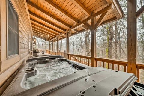 Walk to Golfing: Creekside Cabin + Hot Tub