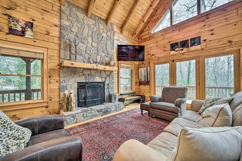 Walk to Golfing: Creekside Cabin + Hot Tub