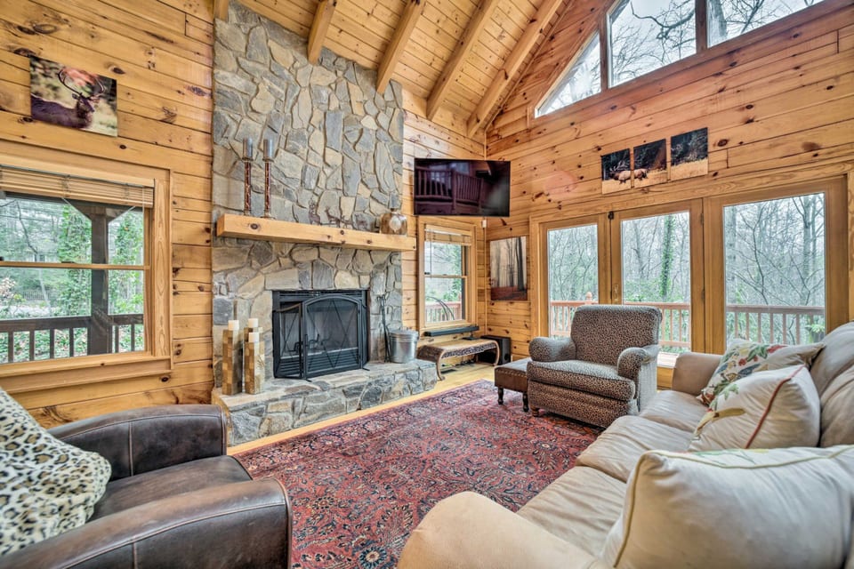 Zu Fuß zum Golfen: Creekside Cabin + Hot Tub - Maggie Valley
