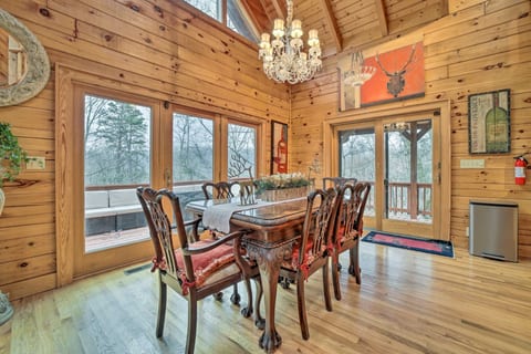 Walk to Golfing: Creekside Cabin + Hot Tub